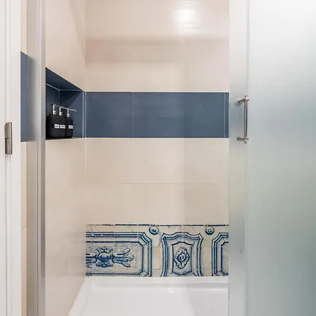 Lisbon's Gem: Moorish Arch Near River Acces Apartament