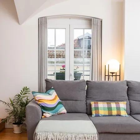 Lisbon's Gem: Moorish Arch Near River Acces Lizbona