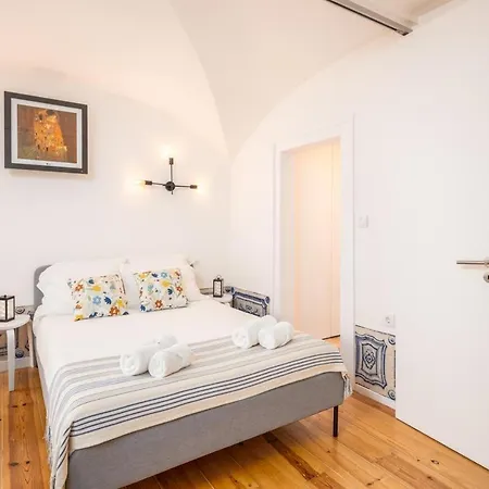 Lisbon's Gem: Moorish Arch Near River Acces アパート *